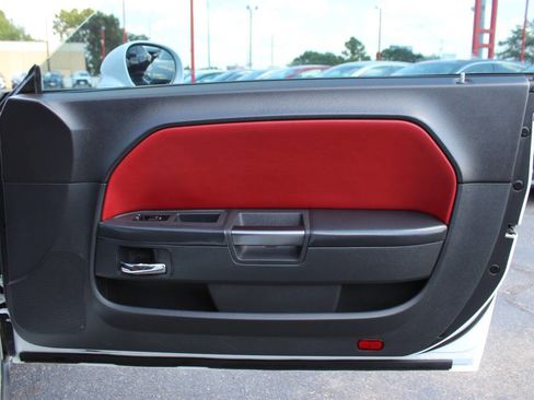 Used 2014 Dodge Challenger SXT image 10