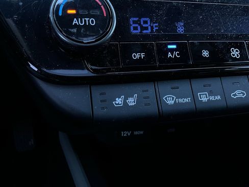 Used 2025 Hyundai Elantra Limited image 23