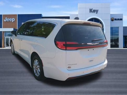 Used 2023 Chrysler Pacifica Touring-L FWD image 3