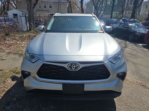 Used 2022 Toyota Highlander XLE image 2