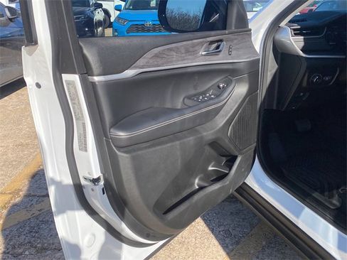 Used 2023 Jeep Grand Cherokee L Limited image 18