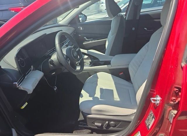 Used 2025 Hyundai Elantra Limited FWD image 6