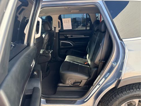 Used 2024 Kia Telluride LX FWD image 12