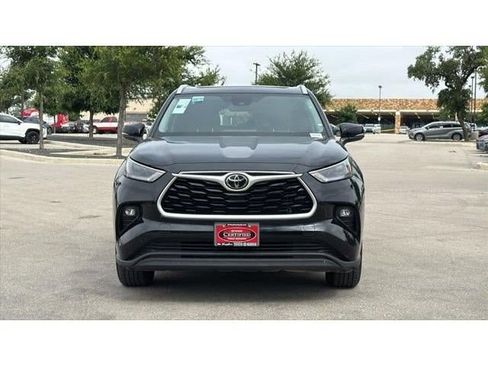 Used 2023 Toyota Highlander XLE FWD image 2