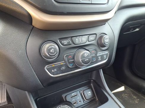 Used 2015 Jeep Cherokee Limited w/ Luxury Group AWD/4WD image 22