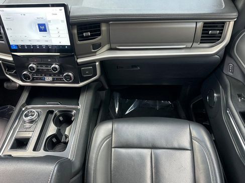 Used 2022 Ford Expedition XLT image 30