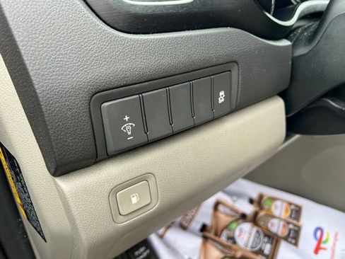 Used 2016 Kia Sedona LX w/ LX Convenience Package image 14