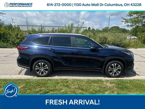 Used 2023 Toyota Highlander XLE AWD/4WD image 3