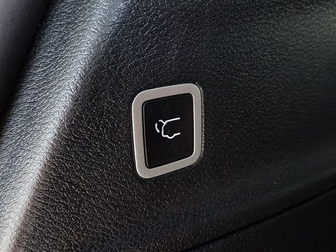 Used 2025 Chrysler Pacifica Limited FWD image 30