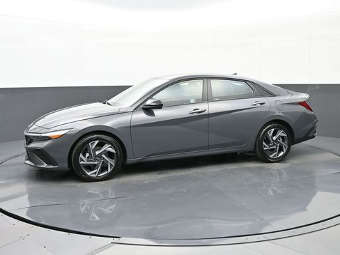 Certified 2025 Hyundai Elantra Sport image 6
