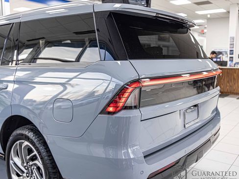 Used 2025 Lincoln Navigator Reserve image 14