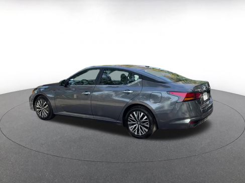 Used 2025 Nissan Altima 2.5 SV image 10