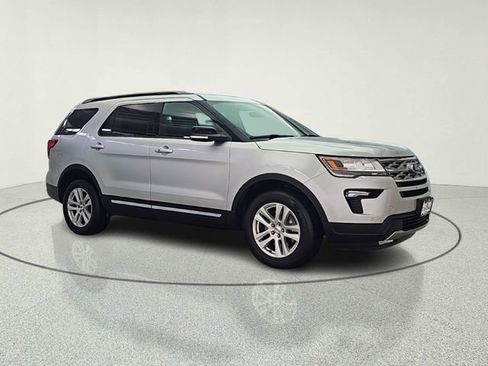 Used 2018 Ford Explorer XLT w/ Equipment Group 202A AWD/4WD image 8