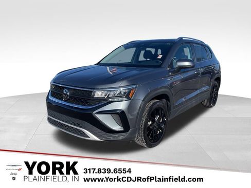 Used 2024 Volkswagen Taos SE image 1