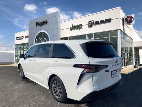 Used 2024 Toyota Sienna LE image 3