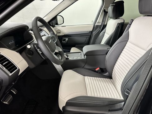 Used 2025 Land Rover Discovery Dynamic SE image 4