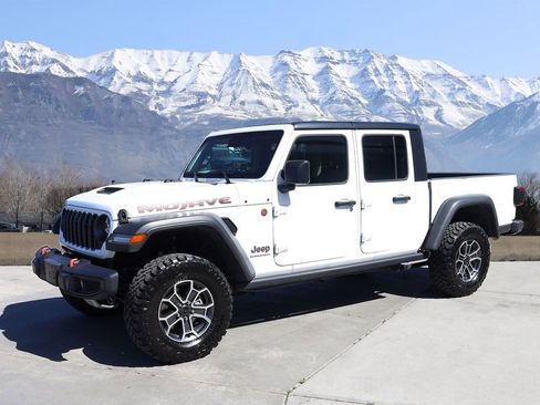 Used 2025 Jeep Gladiator Mojave w/ Convenience Group AWD/4WD image 2