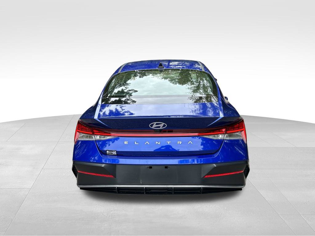 Used 2024 Hyundai Elantra SEL w/ Convenience Package FWD image 4