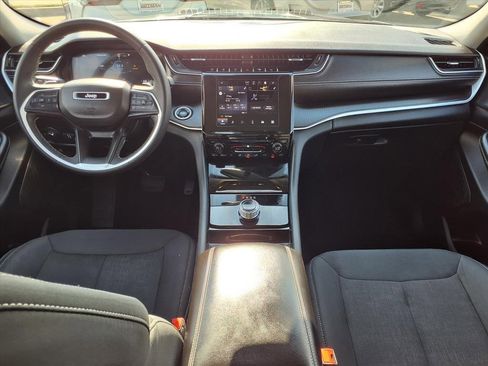 Used 2023 Jeep Grand Cherokee Laredo image 9