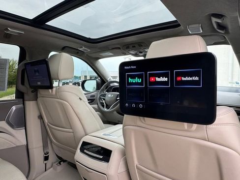 Used 2023 Cadillac Escalade Sport Platinum w/ LPO, Floor Liner Package AWD/4WD image 31