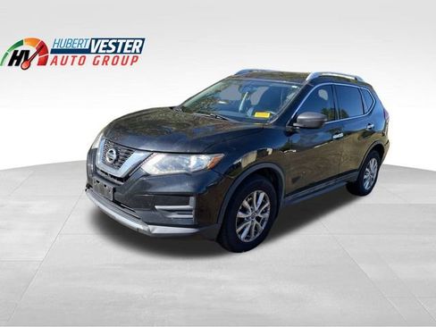 Used 2017 Nissan Rogue SV image 1