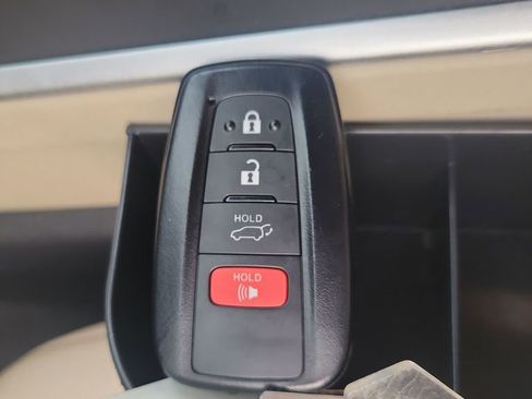 Certified 2023 Toyota Highlander XLE image 40