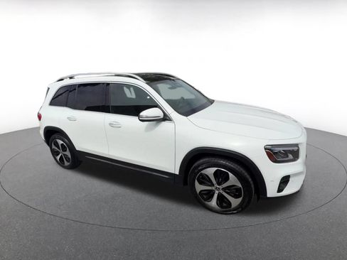 Used 2025 Mercedes-Benz GLB 250 4MATIC image 2