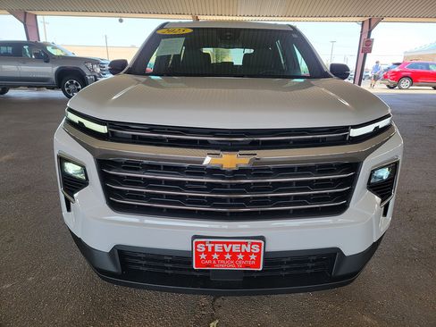 Used 2025 Chevrolet Traverse LT FWD image 4