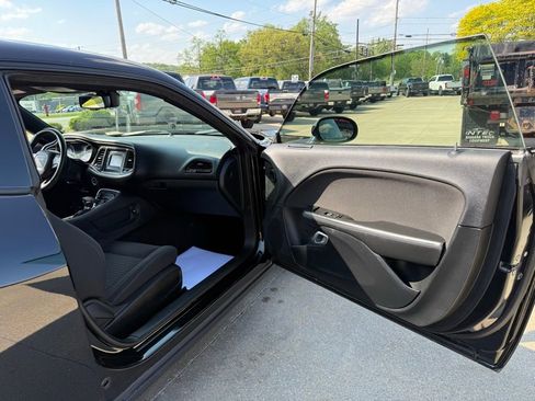 Used 2016 Dodge Challenger SXT RWD image 34