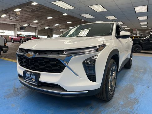 Certified 2025 Chevrolet Trax LT w/ LT Convenience Package image 10