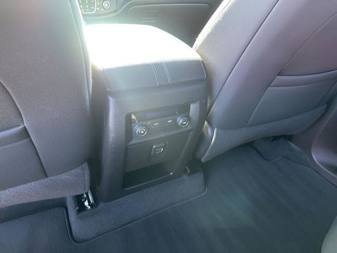 Used 2023 Chevrolet Traverse LT image 21