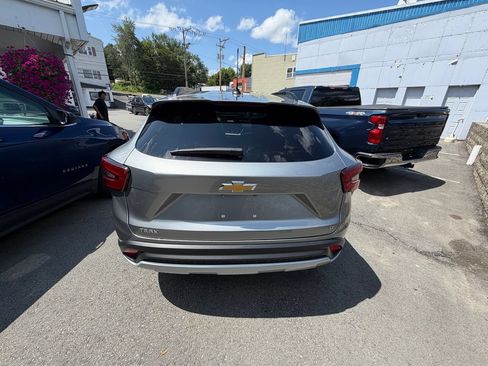 Used 2025 Chevrolet Trax LT FWD image 4