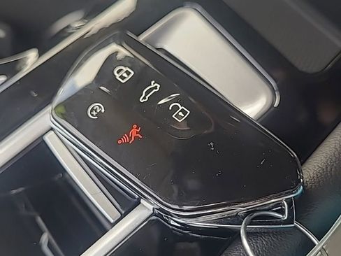 Used 2025 Volkswagen Atlas SE image 25