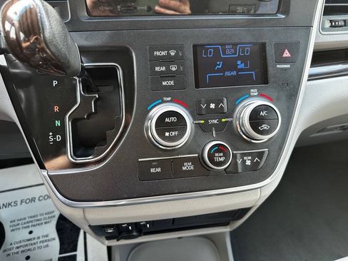Used 2017 Toyota Sienna XLE Premium FWD image 18