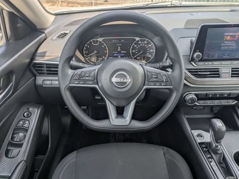 Used 2025 Nissan Altima 2.5 SV FWD image 31