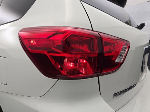 Used 2019 Nissan Pathfinder SV FWD image 15