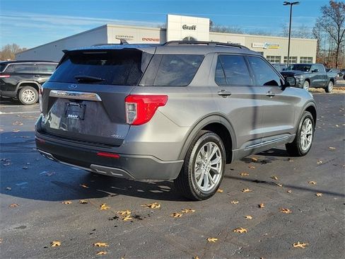Used 2022 Ford Explorer XLT w/ Equipment Group 202A image 4