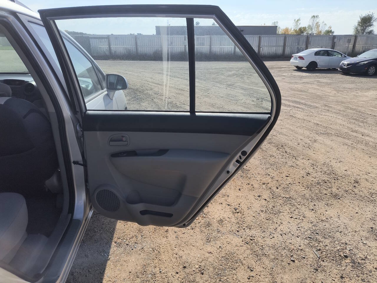 Used 2008 Kia Rondo FWD image 26