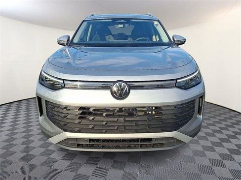 New 2025 Volkswagen Tiguan SE image 2