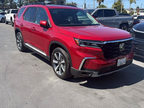 Used 2025 Honda Pilot Elite image 1