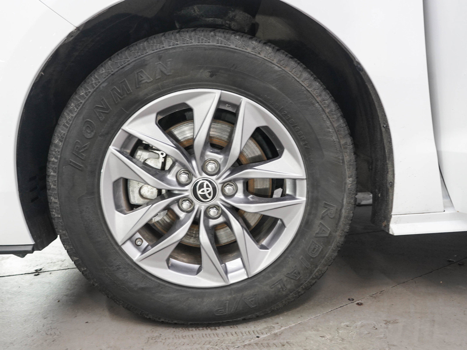 Used 2024 Toyota Sienna LE FWD image 29