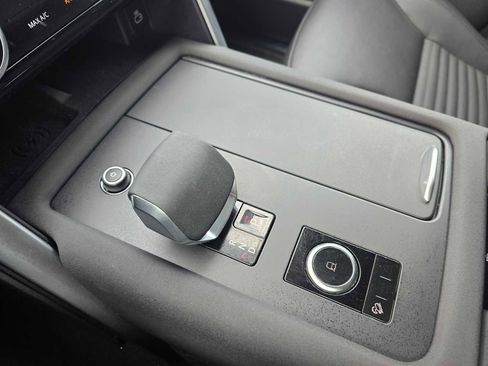 Used 2025 Land Rover Discovery S AWD/4WD image 32