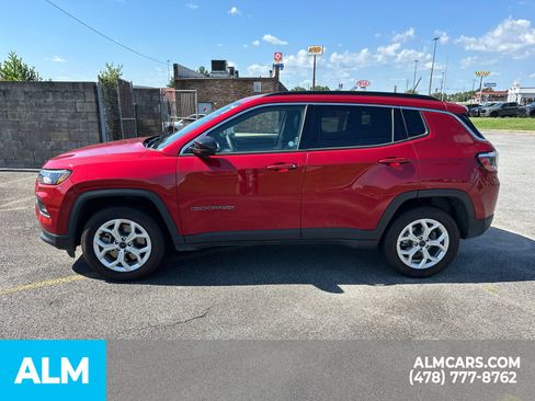 Used 2025 Jeep Compass Latitude AWD/4WD image 9