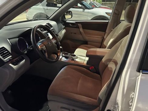 Used 2013 Toyota Highlander Plus AWD/4WD image 10