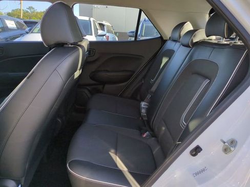Certified 2022 Hyundai Venue Limited FWD image 13