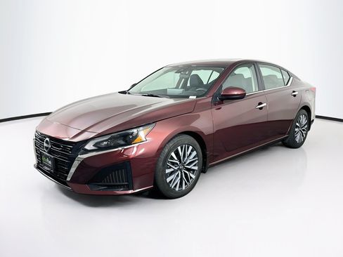 Used 2023 Nissan Altima 2.5 SV w/ SV Premium Package FWD image 3