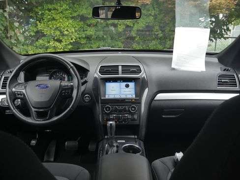 Used 2017 Ford Explorer XLT w/ Equipment Group 201A AWD/4WD image 9