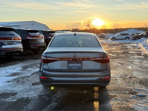 Certified 2025 Volkswagen Jetta SE w/ Sunroof Package image 6