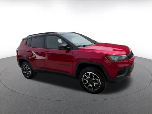 Used 2025 Jeep Compass Trailhawk AWD/4WD image 2