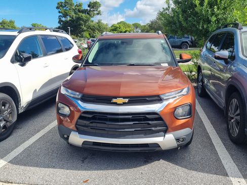 Used 2021 Chevrolet TrailBlazer LT w/ Premium Seating Package FWD image 2